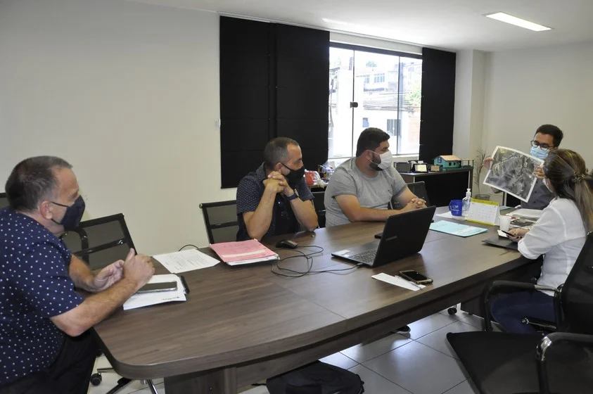 Prefeito avalia área para construção de conjunto habitacional em parceria com o estado em Pinheiral