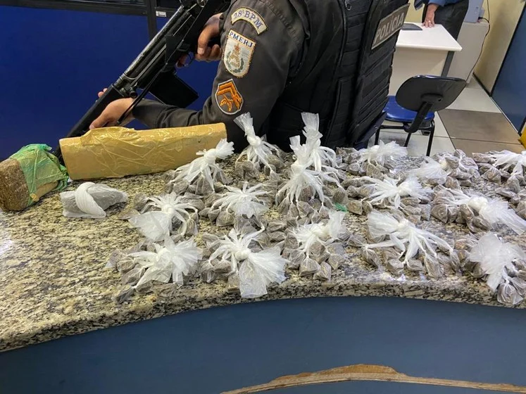 Tabletes de maconha que somam aproximadamente 3 kg, foram  apreendidos pela PM na Avenida Presidente Kennedy, bairro Ano Bom  em Barra Mansa
