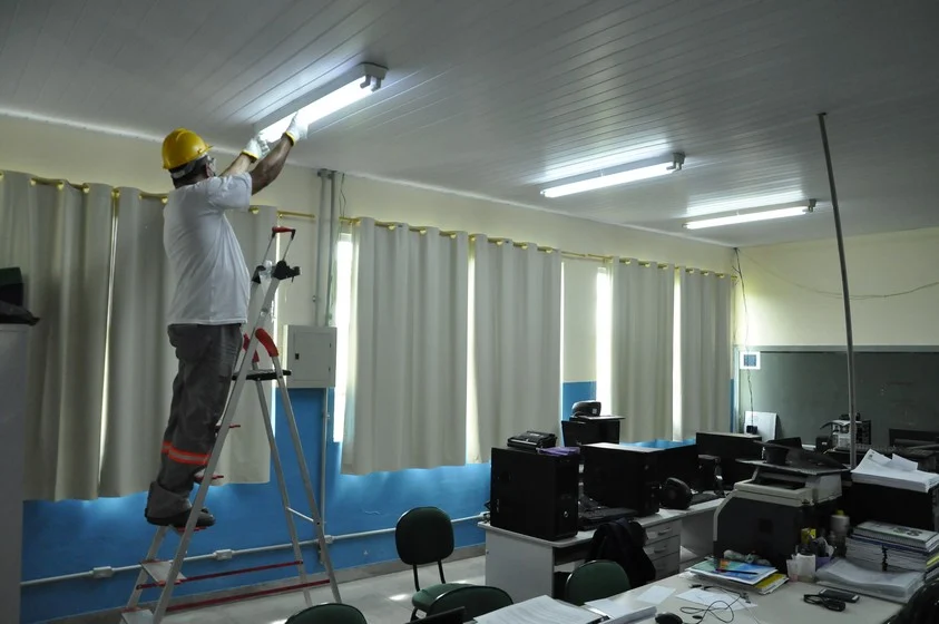 Após projeto classificado em 1º lugar, prédios públicos começam a receber iluminação led e será construída 1ª usina fotovoltaica da prefeitura de Pinheiral