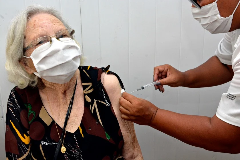 Covid-19: Idosos de 89 anos começam a ser vacinados em Volta Redonda