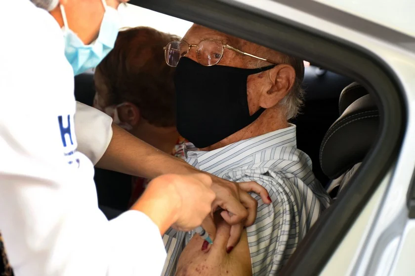 Uerj inicia vacinação de idosos contra a Covid-19