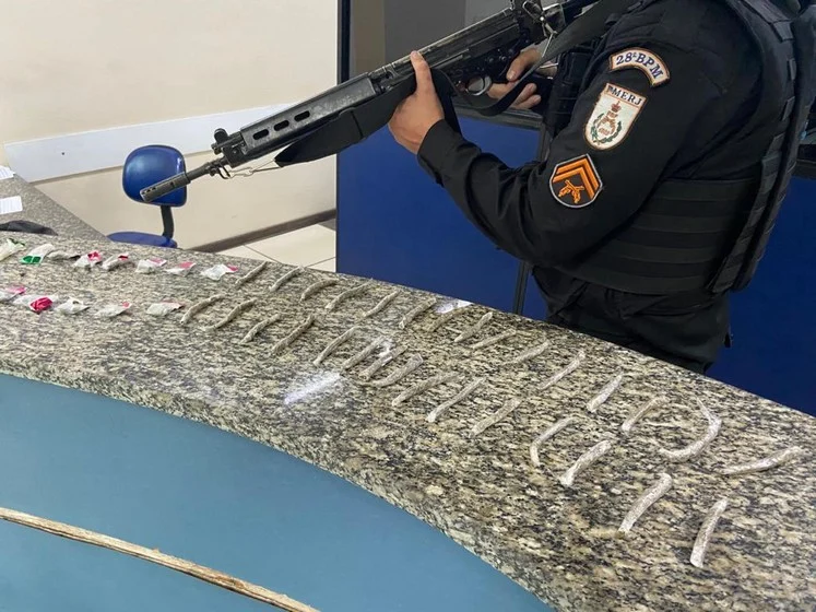 Adolescente de 16 anos, diz a PMs que é "Traficante do Comando Vermelho"