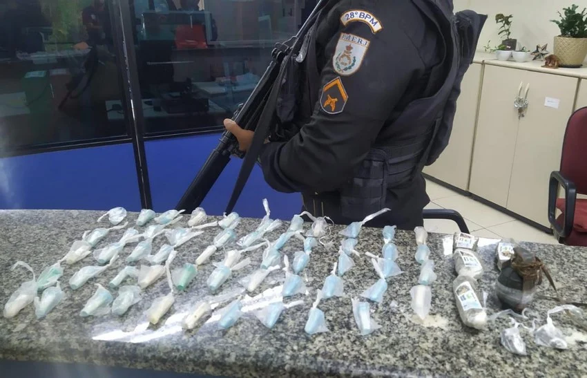 Apreensão de drogas e granada pela PM, no bairro Monte Castelo em Volta Redonda