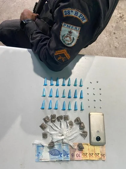 Apreensão de drogas e suspeito pela PM no bairro Santo Agostinho em Volta Redonda