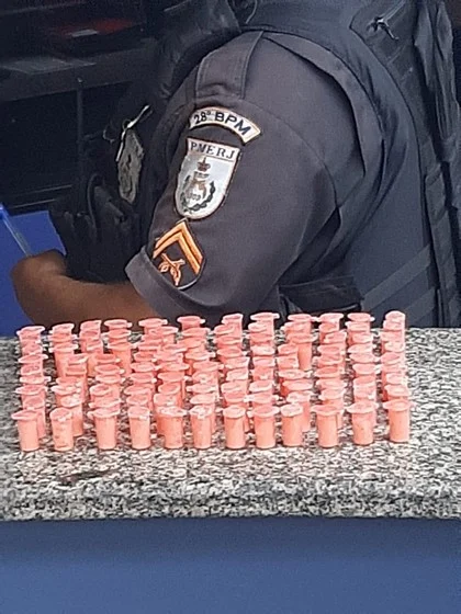 Botijas de entorpecente são apreendidas pela PM no Jardim Belmonte em Volta Redonda