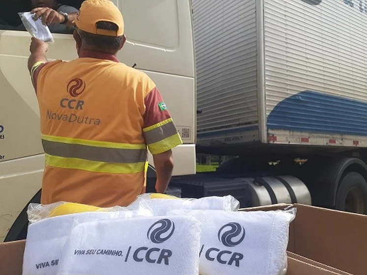 Caminhoneiros recebem kits de higiene com máscara, álcool em gel e sabonete, para prevenir contra o coronavírus