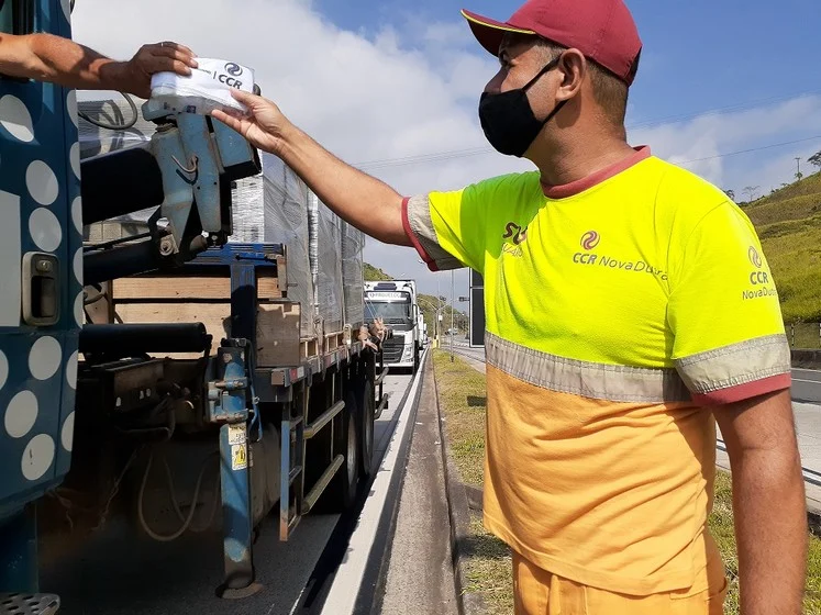CCR NovaDutra distribui mais de 700 kits de higiene para caminhoneiros em Queluz (SP)