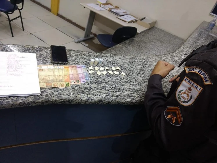 Jovem é preso por tráfico de drogas em Pinheiral