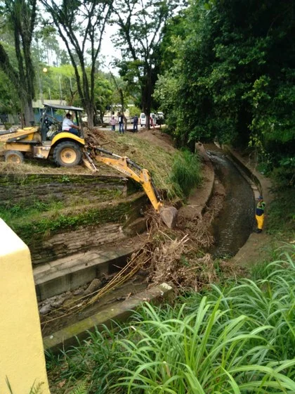 Prefeitura faz força-tarefa para limpeza de bueiros em Volta Redonda