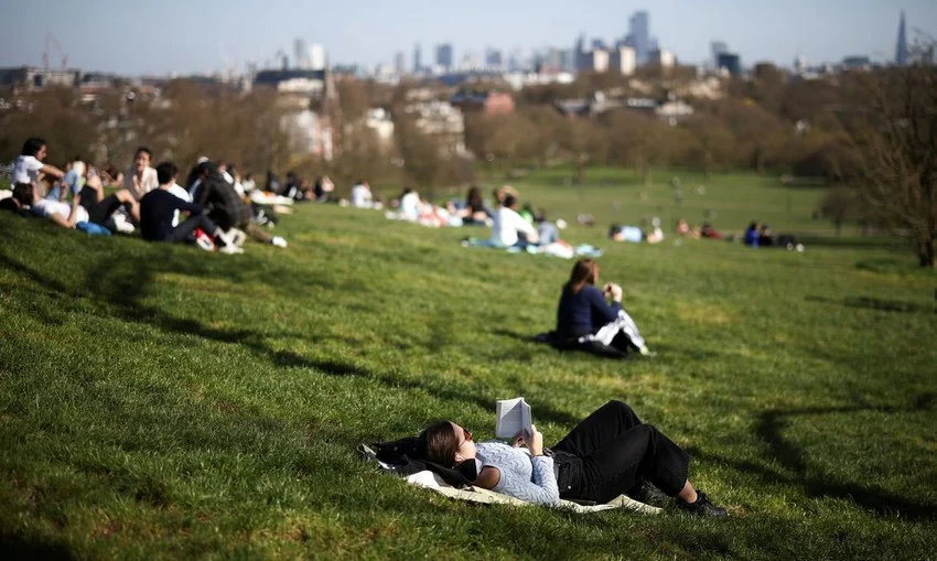 Pandemia: Inglaterra ameniza lockdown, mas premiê Johnson pede cautela