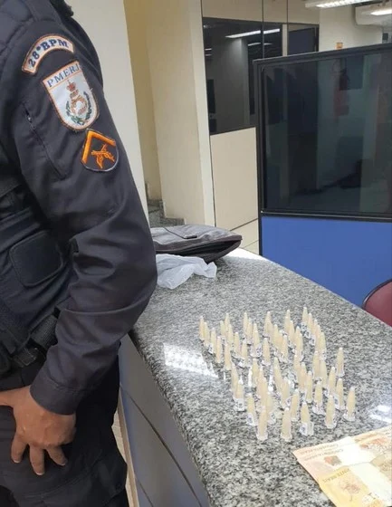 PM faz apreensão de pinos de cocaína no bairro Dom Bosco em Volta Redonda