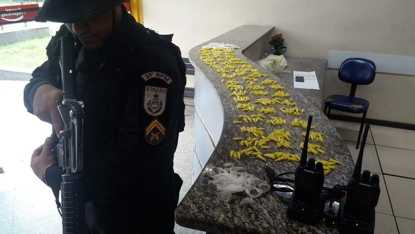 PM faz detenção de suspeitos com entorpecentes no bairro Vila Elmira em Barra Mansa