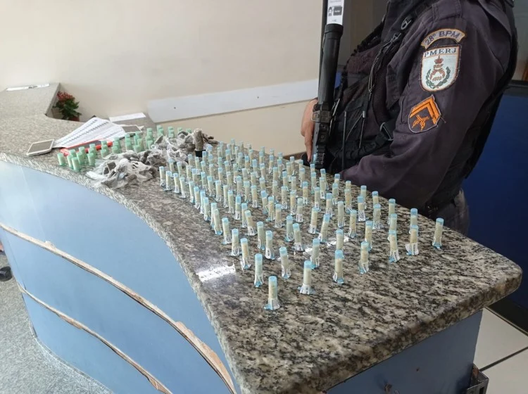 PM faz detenção de uma mulher por tráfico de droga na Vila Elmira em Barra Mansa