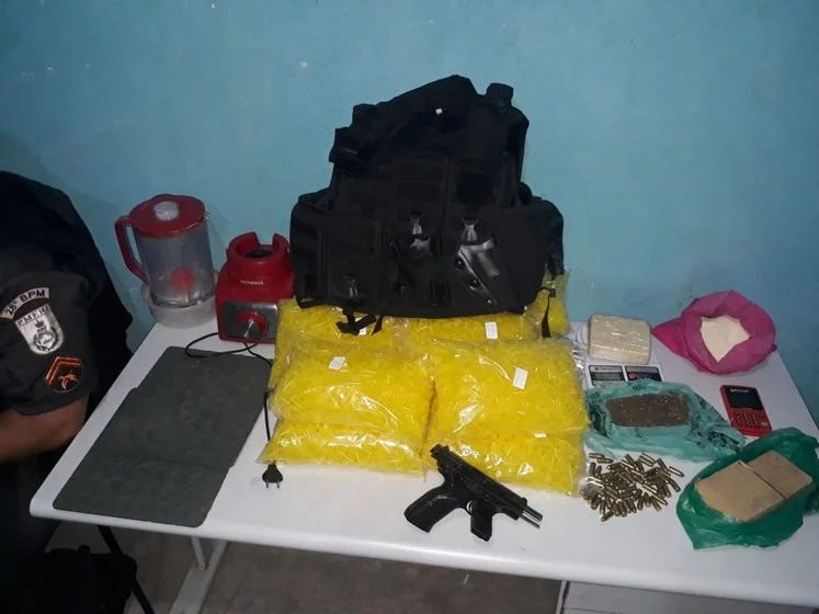 Pm faz grande apreensão de materiais do tráfico no bairro São Sebastião em Volta Redonda