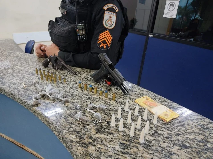 PM prende dois suspeitos por tráfico de drogas e porte ilegal de arma na Vila Maria em Barra Mansa