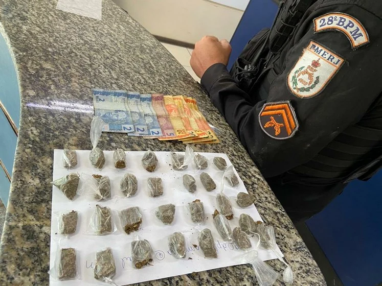 PM prende jovem por tráfico de drogas no bairro Santa Isabel em Barra Mansa