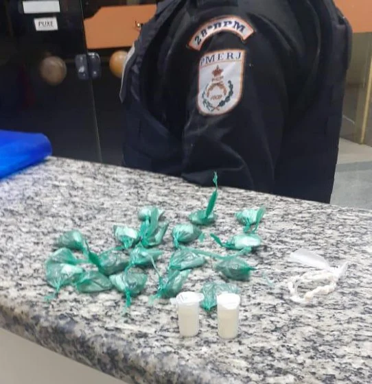 PM surpreende traficante que apanhava drogas escondidas e acaba preso
