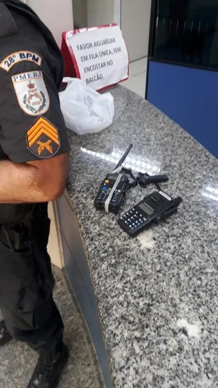 PMs prendem olheiro do tráfico de drogas no bairro Nova primavera em Volta Redonda