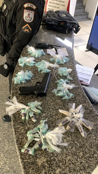 Policiais Militares, prende dupla por tráfico de drogas no Jardim Cidade do Aço em Volta Redonda