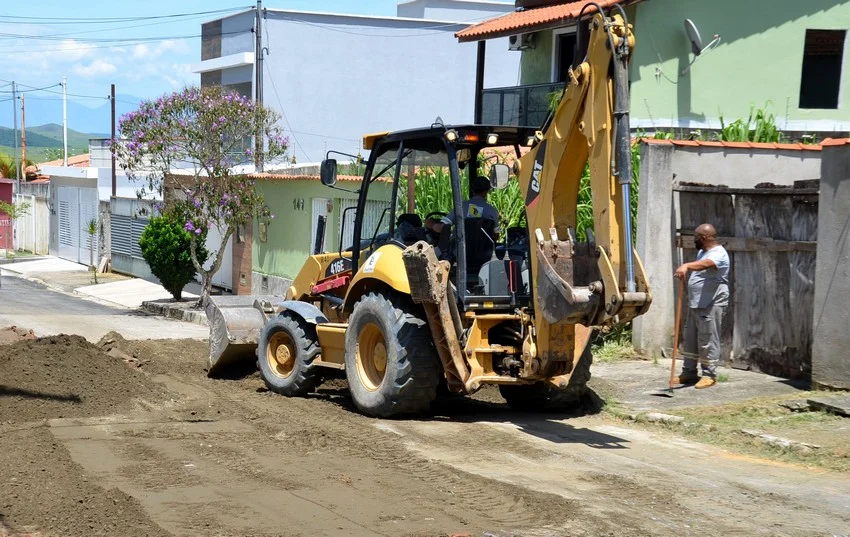 Prefeitura de Resende recupera vias do bairro Monet com operação tapa-buraco