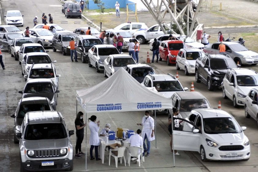 Idosos de 68 anos recebem vacinação anti covid em Barra Mansa