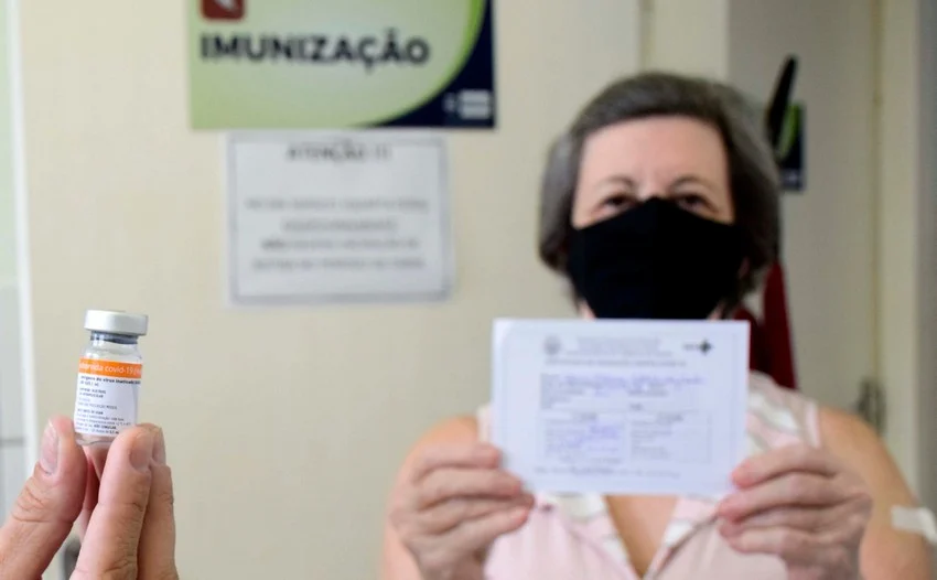 Idosos acima de 80 anos recebem segunda dose da vacina contra a covid-19 nesta quinta-feira, dia 11