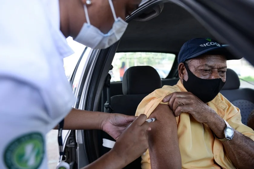 Vacinação idosos de 77 e 84 anos