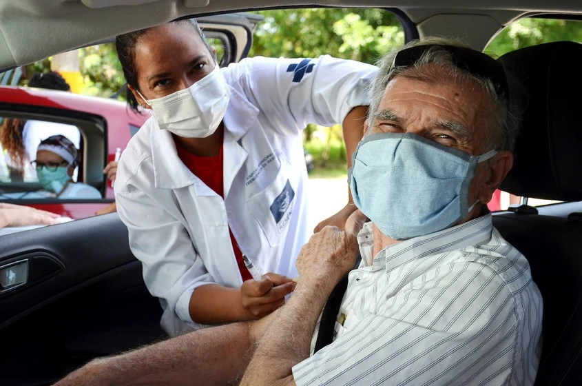 Resende realiza drive-thru de vacinação contra a covid-19 em idosos acima de 70 anos nesta terça-feira, dia 23, na área de exposições