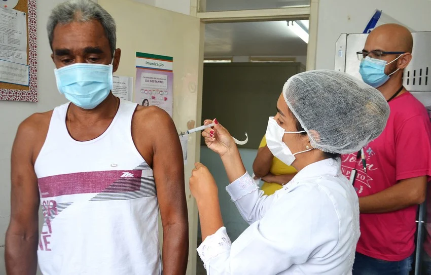 Resende: Idosos de 65 e 66 anos com cobertura da ESF recebem primeira dose da vacina contra a covid-19 nesta terça-feira, dia 30