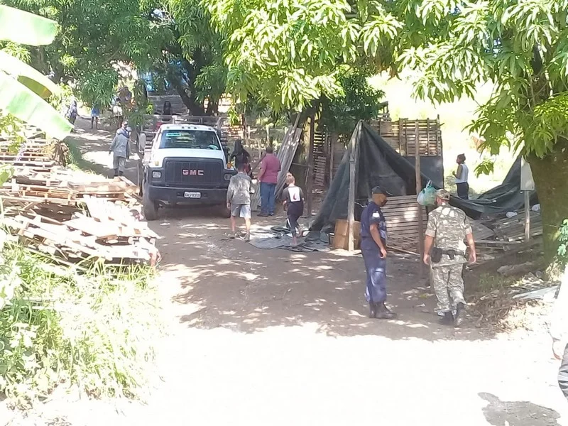 Prefeitura e forças de segurança realizam desocupação de área pública em Volta Redonda