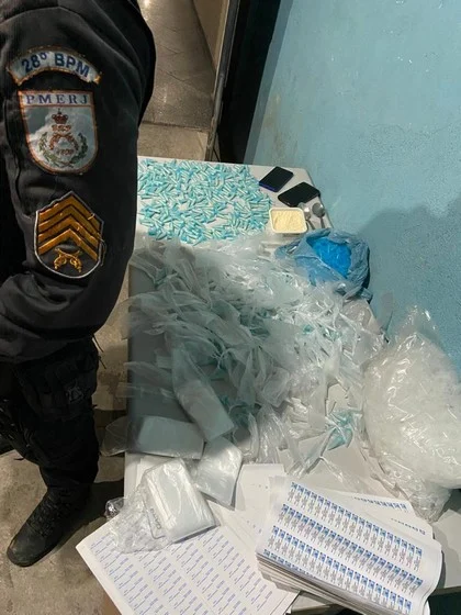 Ação da PM apreende materiais do tráfico no bairro Vale Verde em Volta Redonda