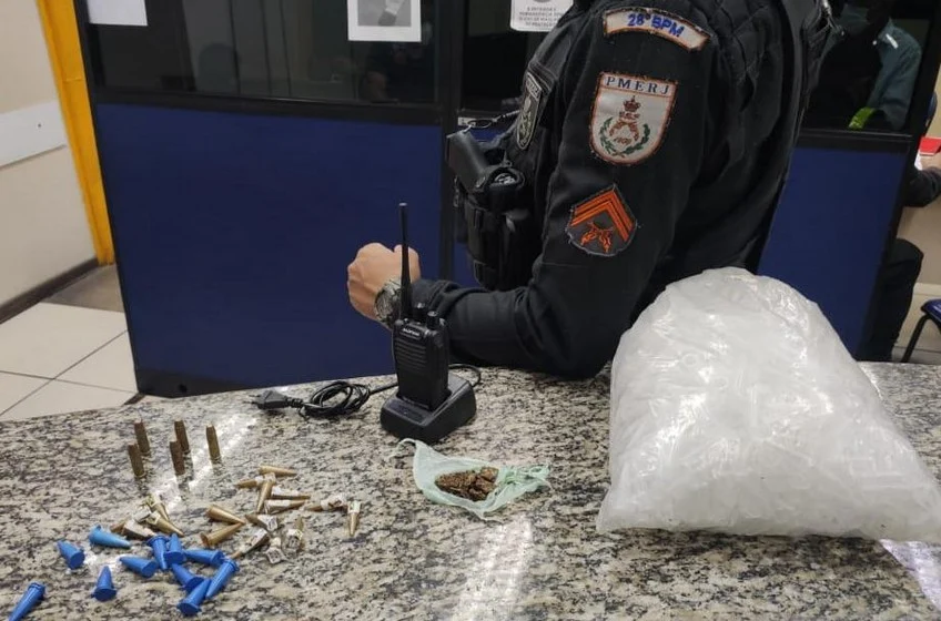 PM aprende materiais do tráfico no bairro Vila Maria em Barra Mansa