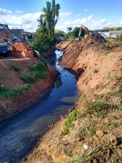 Secretaria de Infraestrutura faz dragagem em córrego no bairro Três Poços