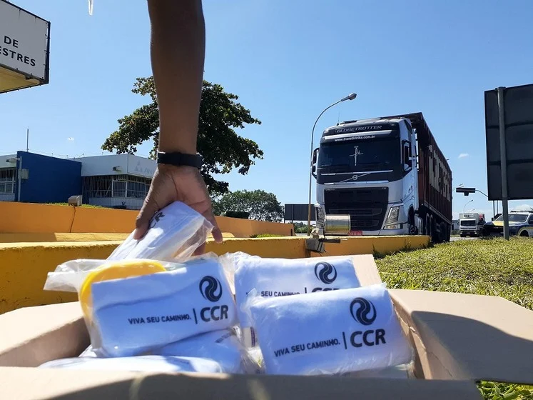 Prevenção à Covid-19: CCR NovaDutra distribui mais de 700 kits de higiene no posto de pesagem de veículos de Resende (RJ), na via Dutra