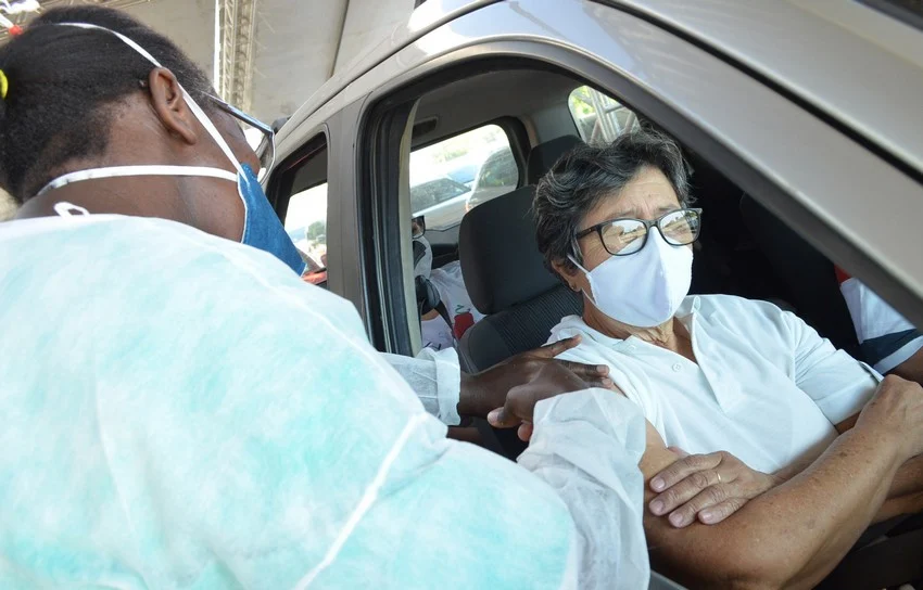 Drive-Thru de aplicação da segunda dose da vacina contra a covid-19 acontece nesta terça-feira, dia 20, na área de exposições