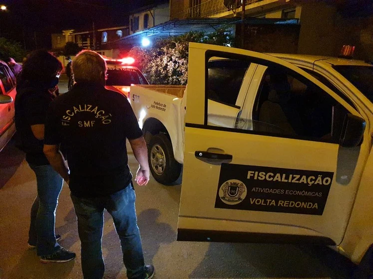 Força-tarefa da prefeitura dispersa aglomerações e casa de festas é fechada no Roma