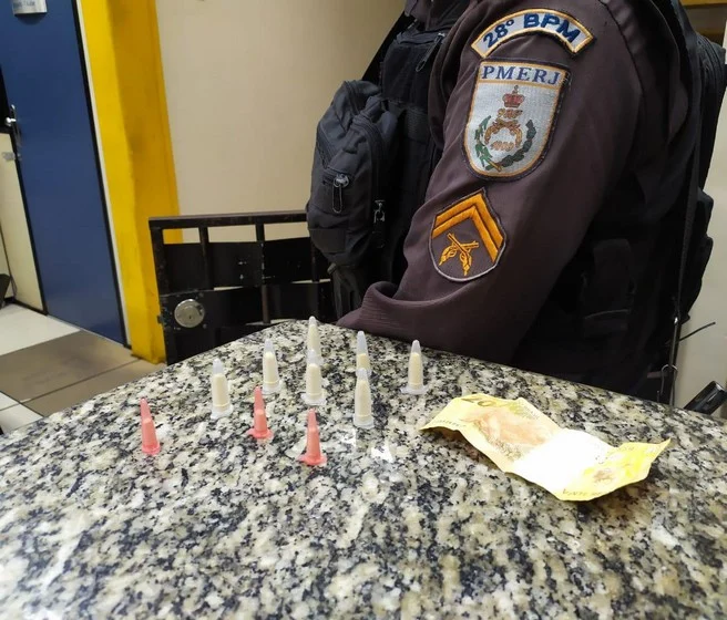 Homem com várias passagens pela polícia é preso pela PM traficando drogas no bairro São Judas Tadeu em Barra Mansa
