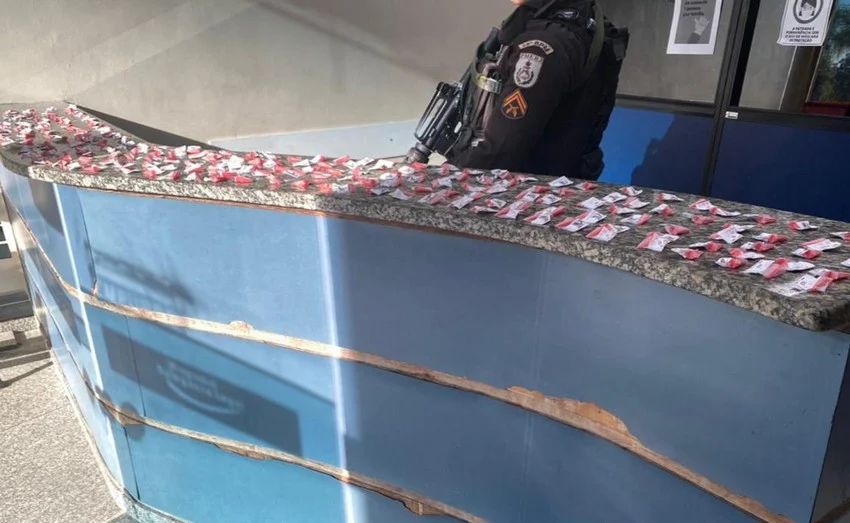 Jovem é preso pela PM por tráfico de drogas no bairro Santa Maria II em Barra Mansa