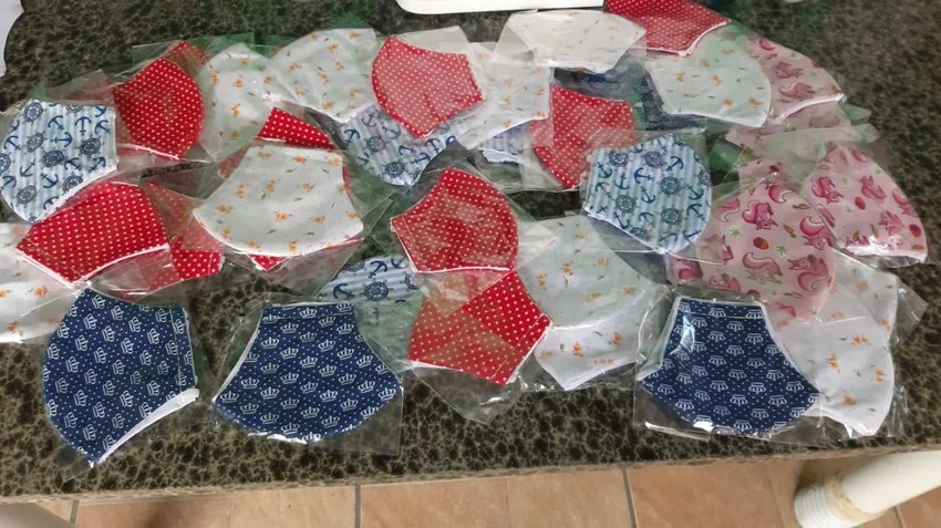 Pais de alunos da escola municipal paulo freire, em Pinheiral, confeccionam máscaras de proteção contra a covid-19 para doar aos alunos