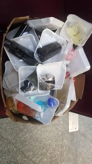 Guarda apreende perfumes falsificados vendidos por pessoas da Baixada Fluminense nas ruas de Volta Redonda