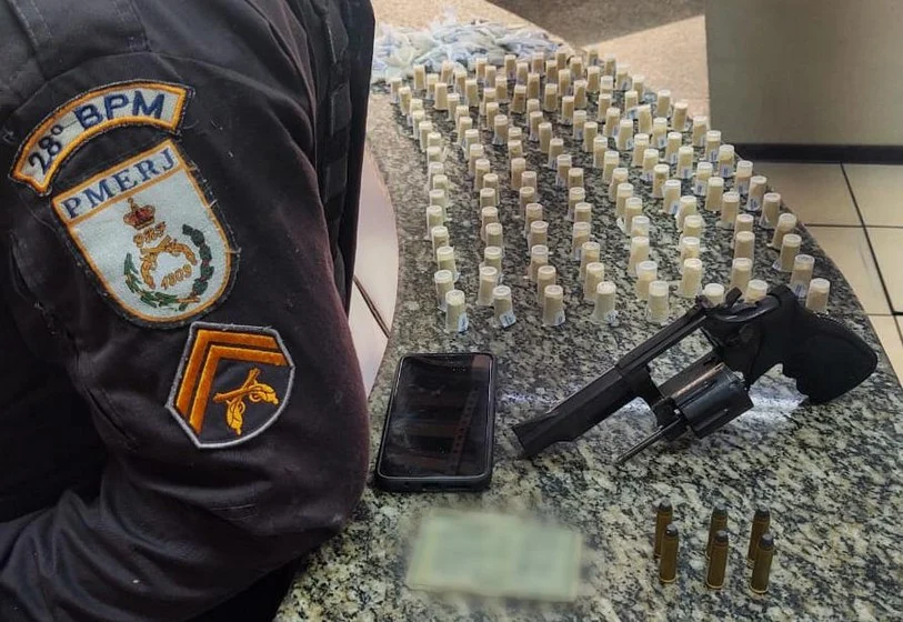 PM apreende arma e drogas do tráfico no bairro São Sebastião em Barra Mansa