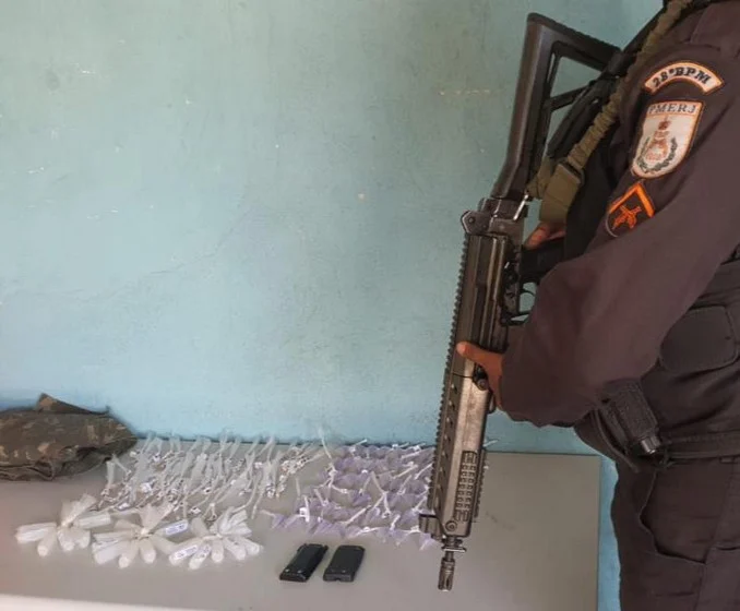 Ação da PM apreende materiais do tráfico no bairro Candelária em Volta Redonda