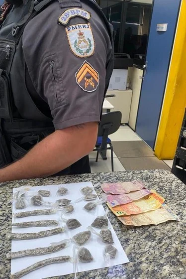 Adolescente é apreendido pela PM por tráfico de droga no bairro Vila coringa em Barra Mansa