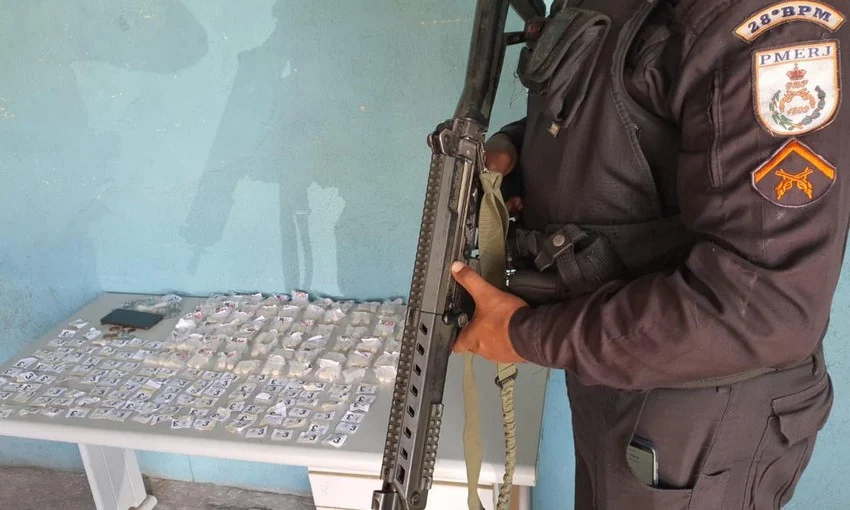 Dupla suspeita do tráfico de drogas atiram em Policiais Militares e fogem em Volta Redonda