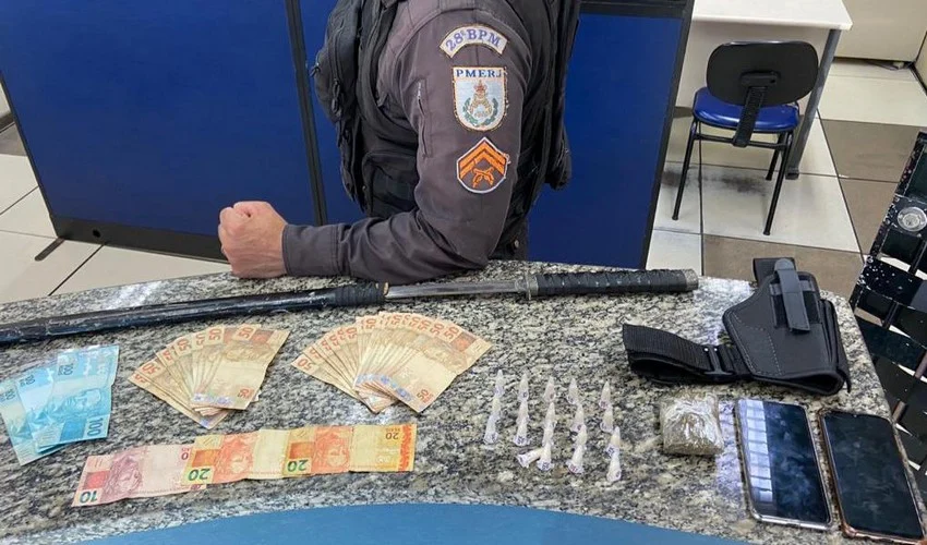 PM prende trio suspeito de tráfico de drogas no bairro Piteiras em Barra Mansa