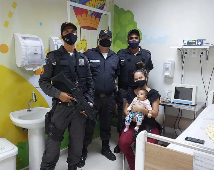 Policiais militares salvam bebê de Três meses engasgada em Volta Redonda