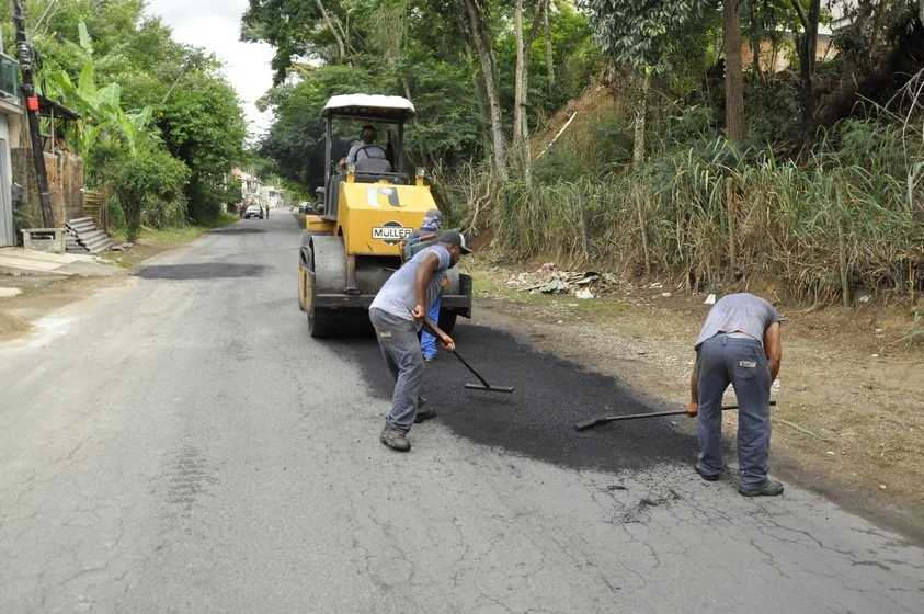 Secretaria de serviços públicos realiza operação tapa buraco em Pinheiral