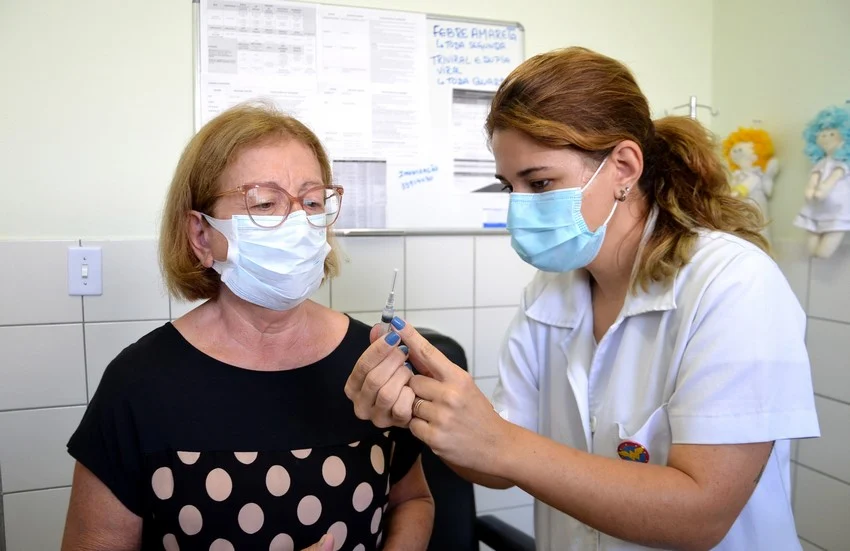 Idosos de 75 e 76 anos vacinados no dia 12/03, recebem a segunda dose da vacina contra a covid-19 nesta terça-feira, dia 06, nos postos de saúde