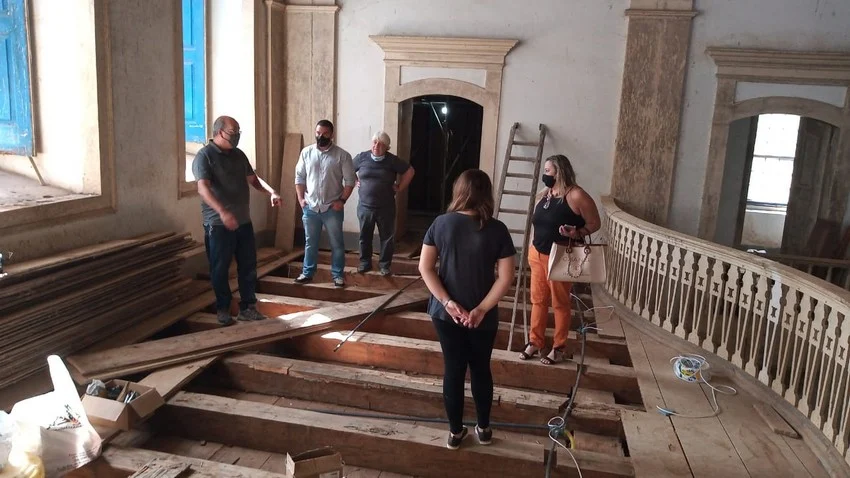 Equipe da Secretaria de Desenvolvimento Econômico visita obras na igreja de Amparo