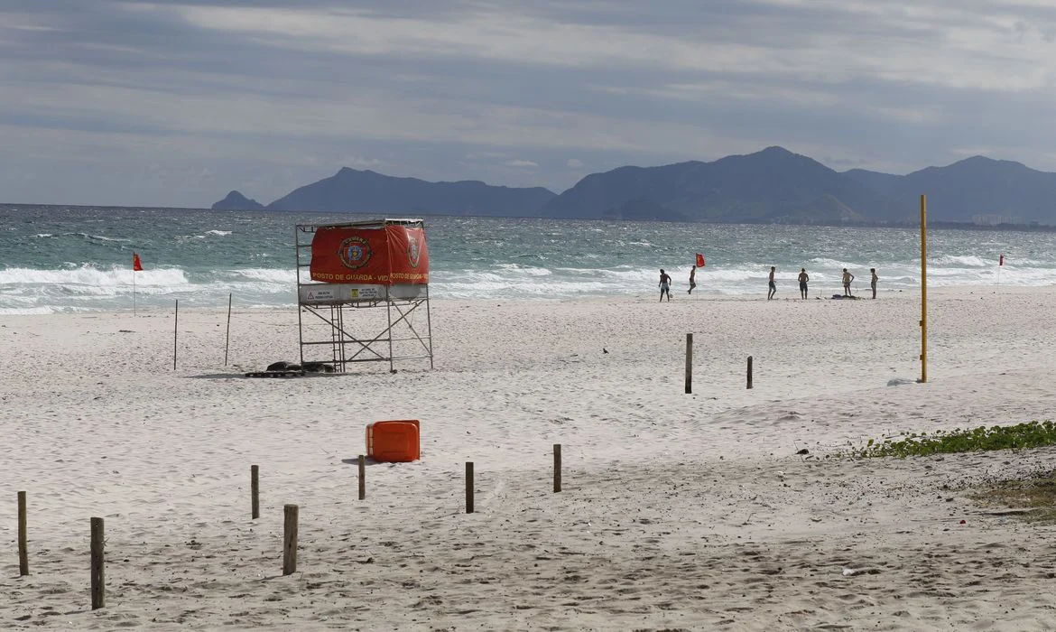 Praia da Barra da Tijuca, durante o decreto da Prefeitura que determinou a parada emergencial de serviços não essenciais para conter a pandemia da covid-19